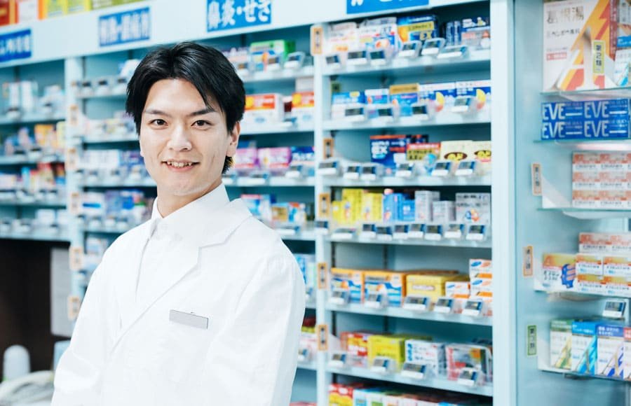 ドラッグストア店長の年収はいくら？平均額の内訳と600万円を目指す昇給のコツ