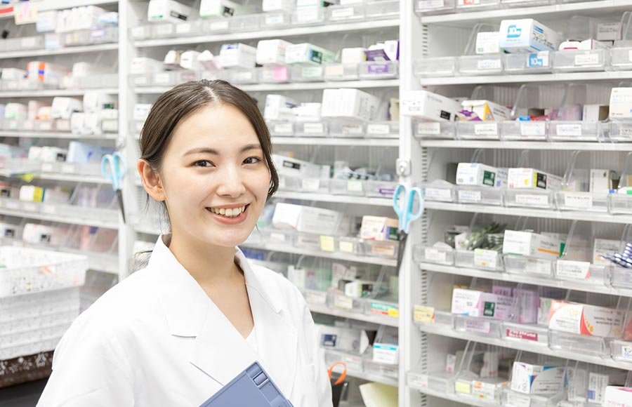 【2026年最新】調剤薬局で働く登録販売者の業務内容・1日の流れ・ドラッグストアとの違い・転職年収 