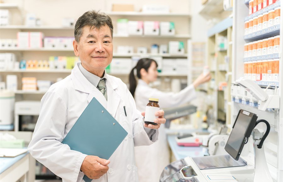 ドラッグストア店長の激務度と年収相場｜登録販売者が後悔しない転職術