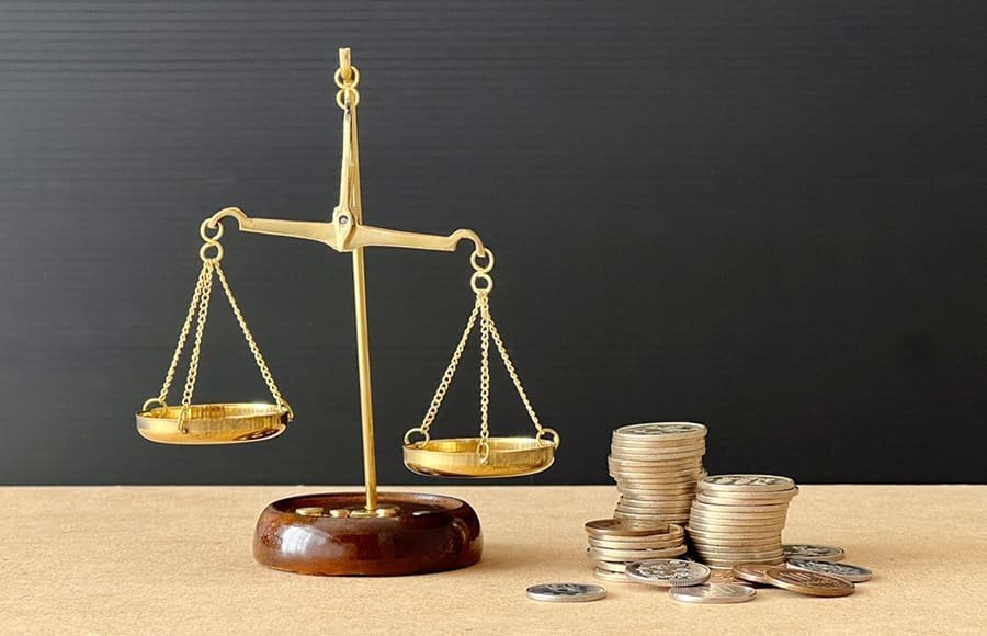 調剤薬局事務の給料は低い？登録販売者と年収・昇給を徹底比較